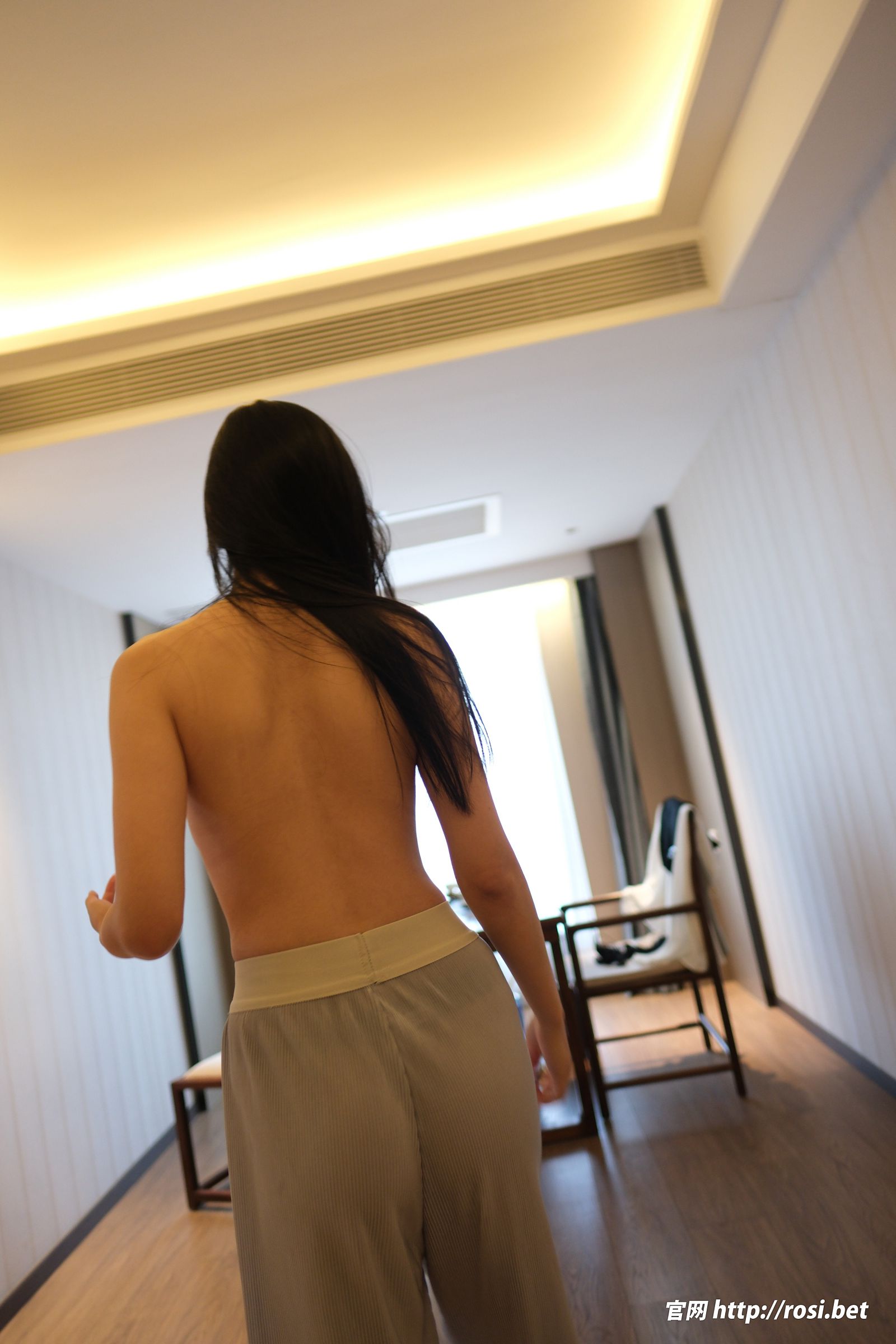[ROSI美女图]2026.04.15 NO.5245-电鸽